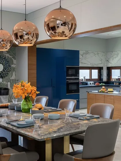 The right lighting can transform a room. In this dining space, I used reflective copper pendant lights to add warmth and a touch of glamour, making every meal feel like a special occasion.