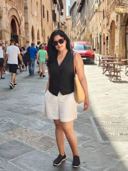 Exploring the beautiful town of San Gimignano in Tuscany called for a comfortable outfit. I wore these beige linen shorts with a black waistcoat and walking shoes.