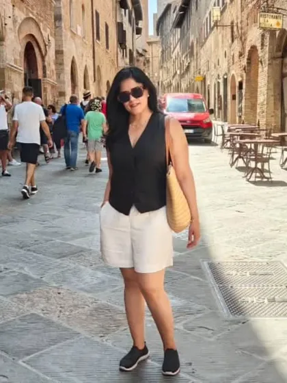 Exploring the beautiful town of San Gimignano in Tuscany called for a comfortable outfit. I wore these beige linen shorts with a black waistcoat and walking shoes.
