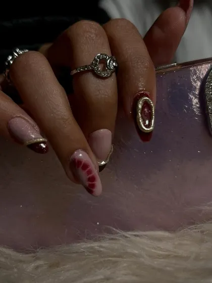 Another angle of the modern and sophisticated nail art set.