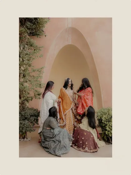 The bride surrounded by her bridesmaids, sharing a special moment before the ceremony. This is what the bride tribe is all about.