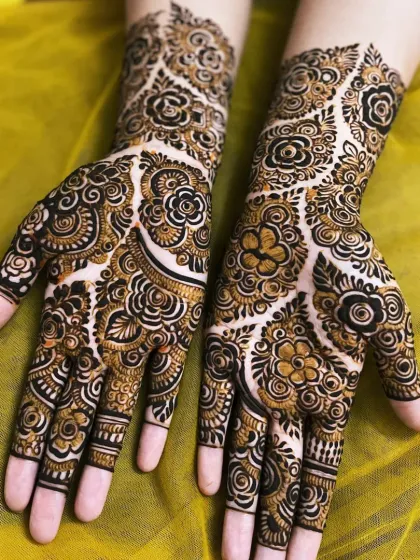 Sometimes, a simpler design on the back of the hands is all you need. This floral vine pattern is elegant and perfect for a party, festival, or for bridesmaids. It shows that beautiful mehndi doesn't always have to be heavy.