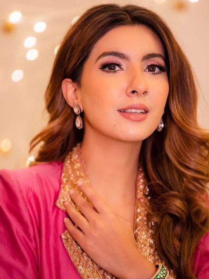 A festive look with soft, natural-looking waves. This is a great example of how to look polished yet effortless.