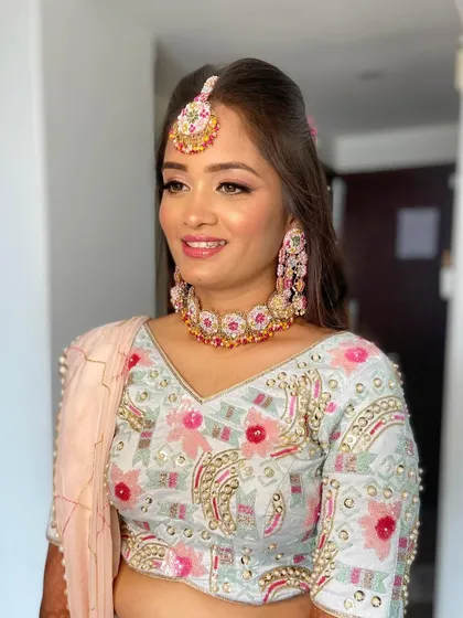 Another angle of Pooja's colorful and happy mehendi look.