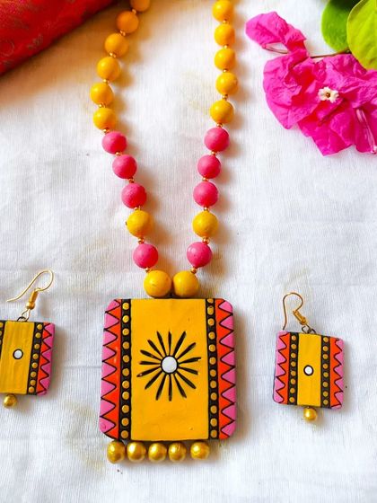This version of the square pendant set comes in a cheerful yellow and pink.