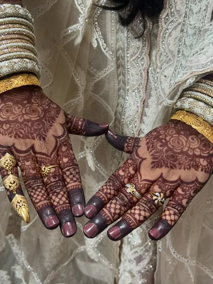 The final stain is just as important as the design itself. Here, the deep, dark color looks absolutely regal with the bride's bangles and jewelry.