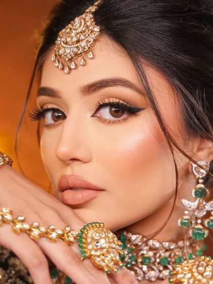 A detailed shot of the eye makeup and the beautiful haath phool. Every detail is perfection.