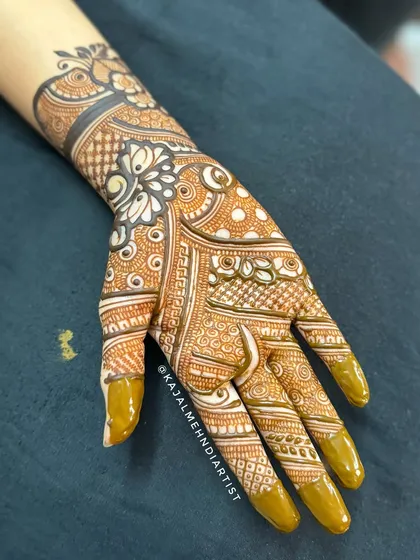 A quick and pretty design for a guest, featuring a floral strip and patterned fingertips.