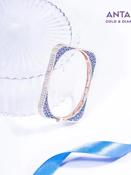 This kada is an art form that speaks to the soul of exclusivity. It is a symphony of geometric French enamel and natural diamonds, shaped by the grace of true artistry and grandeur.