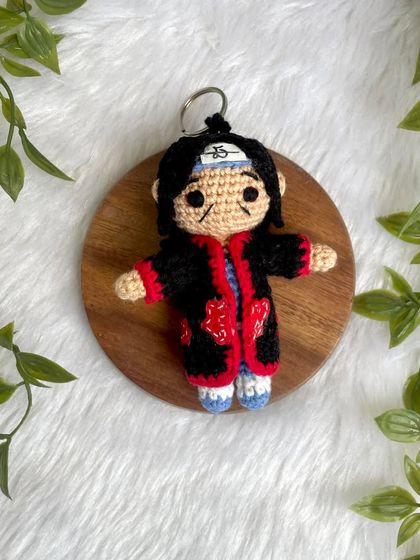 A mini-sized Itachi Uchiha from Naruto, perfect as a keychain or a small collectible. Even in a tiny size, I made sure to include the details of his Akatsuki cloak.