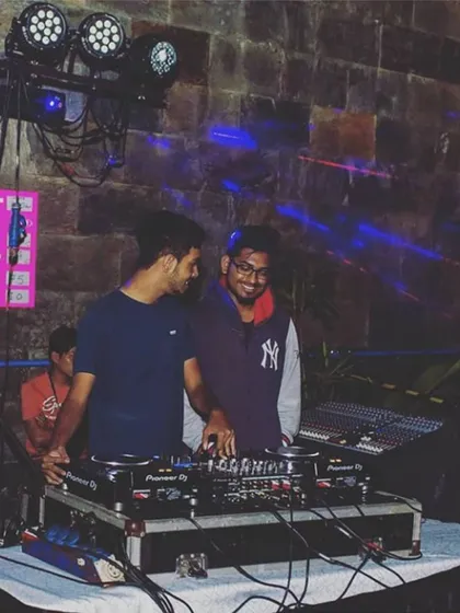 Back to the grind with a friend. Collaborating and sharing the decks is always a fun experience, pushing each other to create a better set.