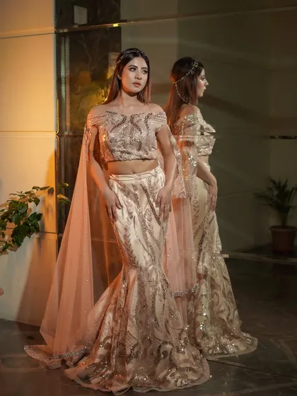 The reflection shot shows the complete look, including the sparkling hair accessories. Every detail is planned to create a cohesive and glamorous style.