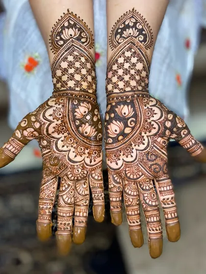 This design features a lovely blend of lotus motifs on the palm and a delicate net pattern on the wrist, creating an elegant and traditional feel.