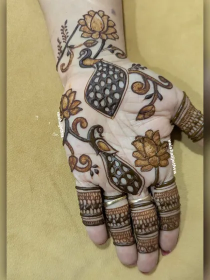 A fusion design combining delicate peacocks and lotus flowers. The open spacing gives it a modern, airy feel while retaining traditional motifs.