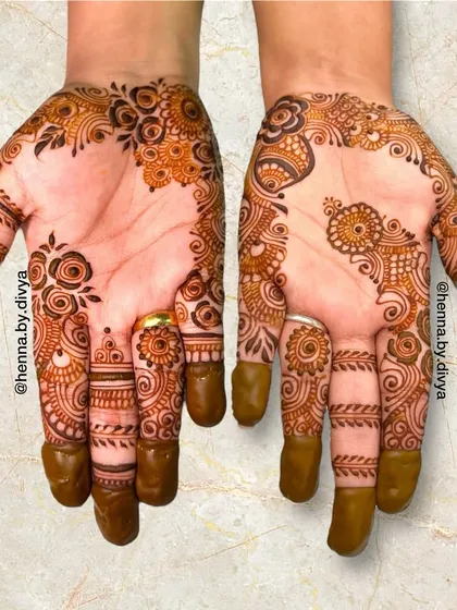 I created this full-palm design with a mix of Arabic and Indian styles. It features dense patterns on the fingers and a flowing, intricate design covering the palm, perfect for someone who loves detailed work.