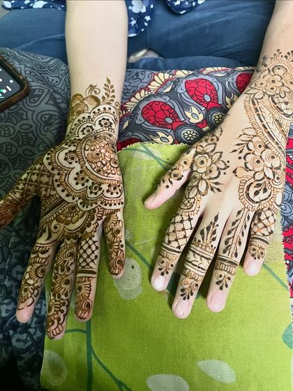 A sider mehndi design with a mix of traditional Indian patterns.