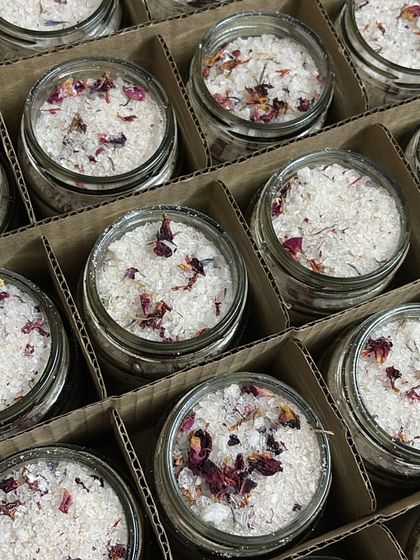 A closer look at the custom bath salts we made for a wedding. We blend high-quality salts with dried rose petals and a unique lavender fragrance, then pack them in reusable glass jars for a beautiful, zero-waste favour.