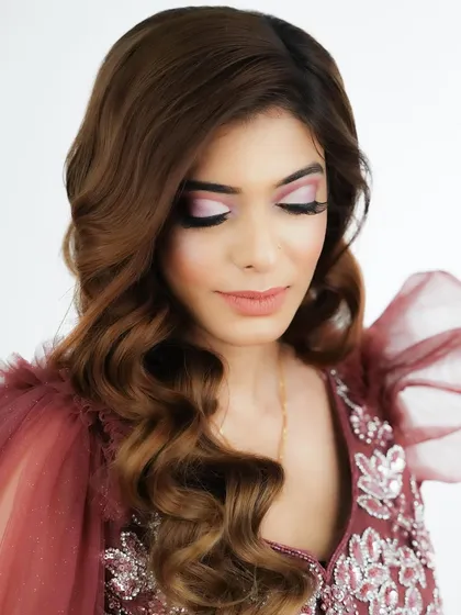 A soft pink cut-crease look, perfect for daytime glam. I teach techniques that are adaptable for both day and night.