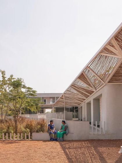 The sinuous walls of the school were finished in a simple cement plaster sourced from the adjacent factory. The trowel finishing was done by trained labor from neighboring villages, contributing to the local economy.