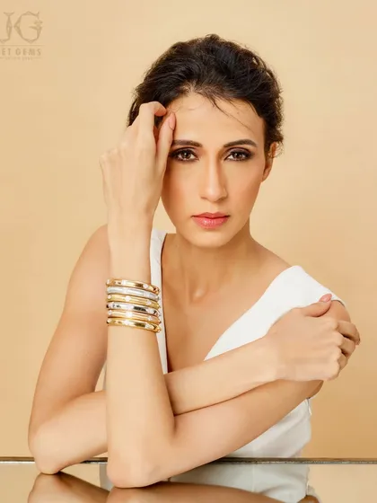The beauty of understated sophistication. This stack of minimalist gold and white gold bangles offers a chic and modern way to adorn your wrist, proving that sometimes, simplicity is the ultimate luxury.