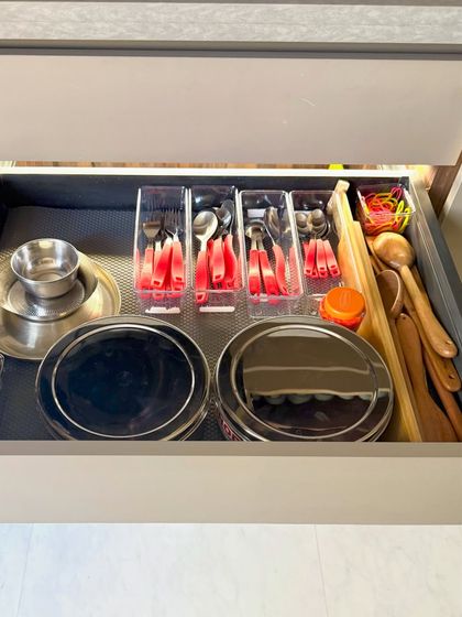 A drawer for everyday steel plates, bowls, and kids' cutlery. We use clear dividers to separate items by type, so you can grab what you need without searching.