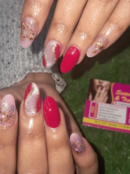 This red and pink set is perfect for a bride or bridesmaid. It combines solid red nails with pink glitter nails that have a cat eye effect and sparkling gold flakes.