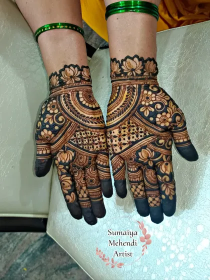 A beautiful lotus-inspired design on the palms. I used negative space to make the lotus motifs pop, and filled the fingertips for that classic bridal mehendi look.