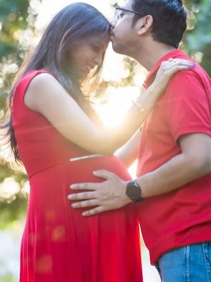 There is a special kind of magic in the soft evening light. For this outdoor maternity session, we captured a tender moment between the expecting couple. The gentle kiss and warm backlighting create a feeling of love and anticipation, resulting in a natural and heartfelt portrait.