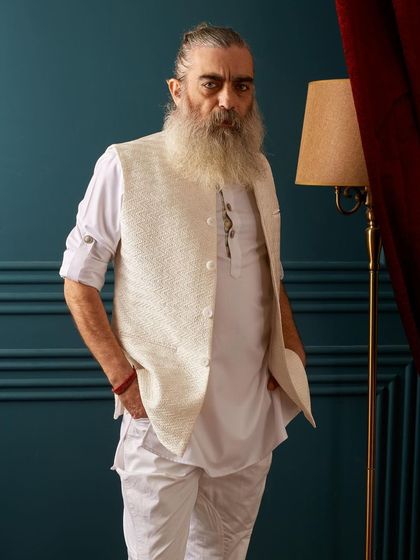 The relaxed fit of our all-white kurta and vest set. It’s a go-to choice for any daytime ceremony, offering a look of pure and simple elegance.
