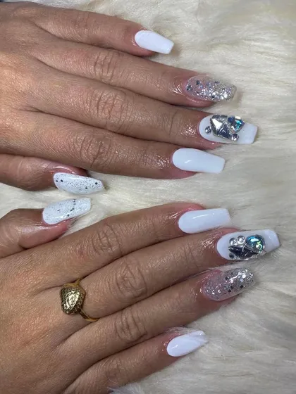 A bold white set with plenty of bling. This design includes silver glitter accent nails and large, multi-faceted crystals for a dramatic, icy look.