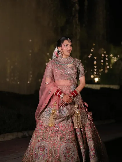 Muskaan, glowing in the evening light. Her romantic makeup look was designed to be versatile, looking just as beautiful under ambient light as it does in the daytime.