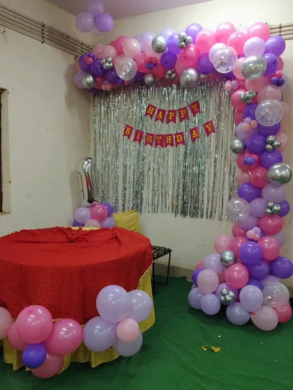 Another view of the simple first birthday balloon frame against a green backdrop.