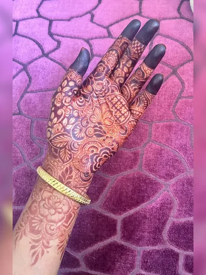 The stain on this design is just incredible. The deep burgundy color shows the quality of the natural ingredients I use in my henna paste.