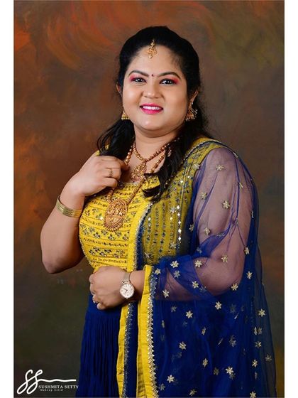 A closer view of her festive makeup. The look is bright and cheerful, with flawless skin and a smile that lights up the photo.