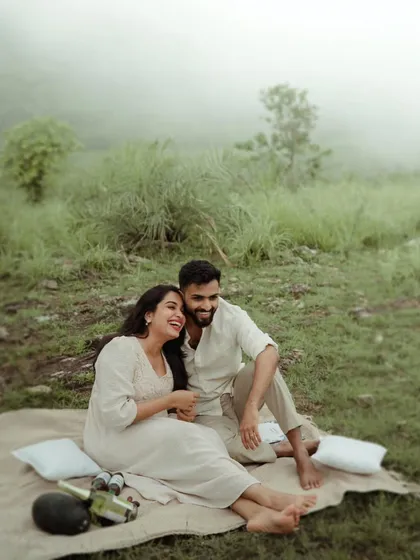 Laughter and love during a picnic in the hills. This joyful, candid shot of Treesa and Justin captures the lighthearted happiness that is a beautiful part of their love story.
