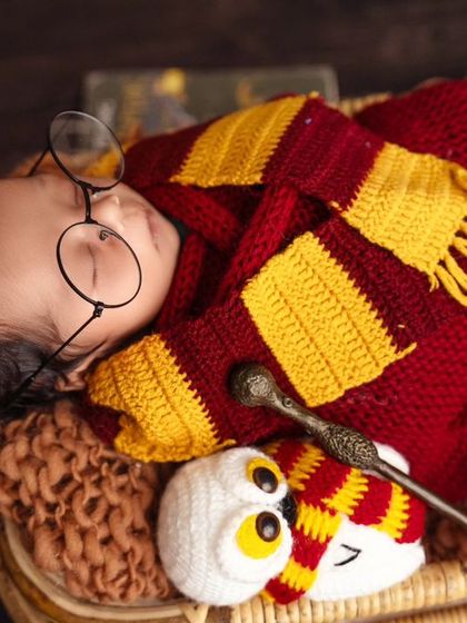 A close-up of our little Harry Potter, dreaming of Hogwarts. The round glasses and magic wand are the perfect accessories for this theme.