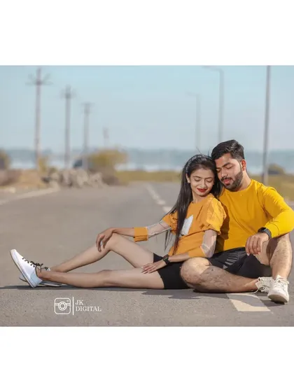 A tender moment captured on the road. Even in a casual setting, I focus on the quiet connection between the couple.