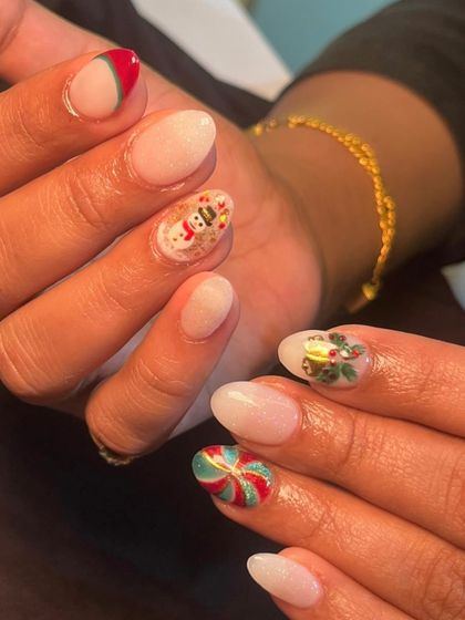 The full view of this sweet and festive Christmas manicure.