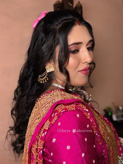 A soft and pretty look for a baby shower. The pink tones in the makeup complement her Bandhani saree beautifully.