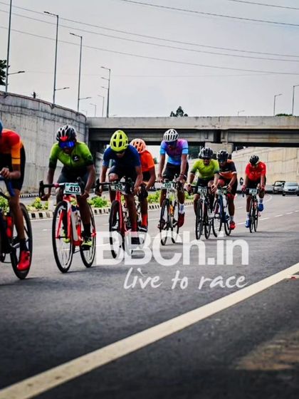 The elite peloton, navigating an underpass on the course.