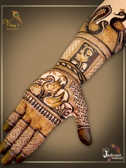 A graceful design on the back of the hand featuring pairs of swans and peacocks. The woven pattern on the thumb adds a modern touch.