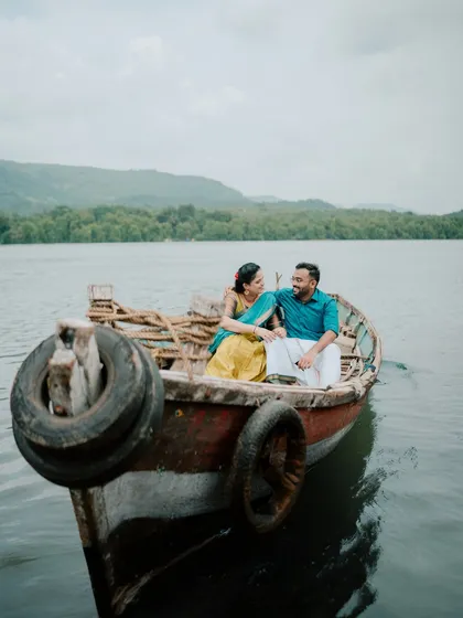 A rustic pre-wedding shoot on a traditional boat. I love incorporating local culture and unique props into photoshoots to create a distinct and authentic feel for your pre-wedding album.