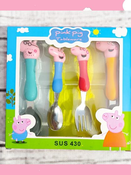 The packaging for the Peppa Pig cutlery set clearly shows the four pieces inside, featuring Peppa, George, Mummy Pig, and Daddy Pig.