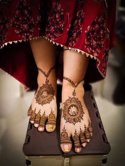 Another beautiful lotus mandala design for the feet, this time with a delicate vine anklet.