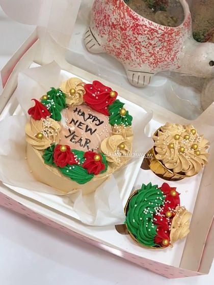 I sent this festive New Year bento box as a small thank you to one of my most supportive clients. It features a mini cake and cupcakes decorated in Christmas colors.
