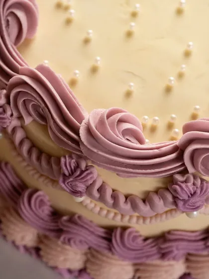 A close-up of the exquisite Lambeth detailing and sugar pearls on my vintage-style cake.