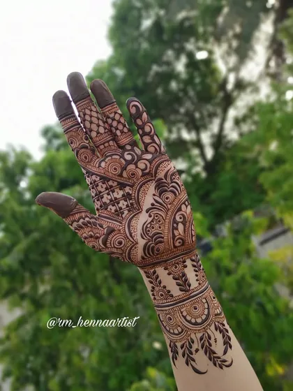 A throwback to this beautiful and intricate design. The patterns cover the entire hand and wrist, creating a full and festive look.