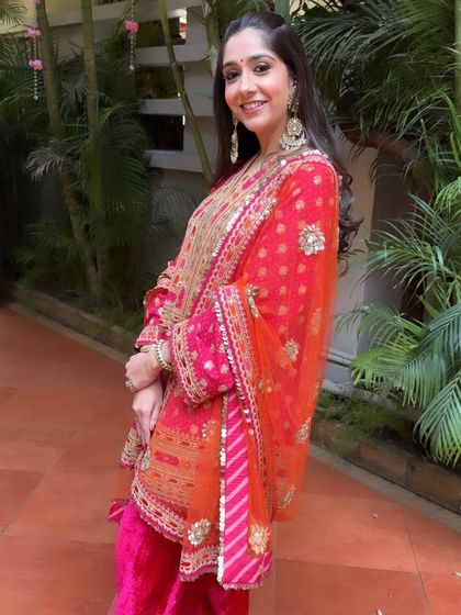 A gorgeous and regal look for a Guruji Satsang. Dressed in Sabyasachi, her makeup is kept elegant and minimal to complement the rich, traditional outfit.