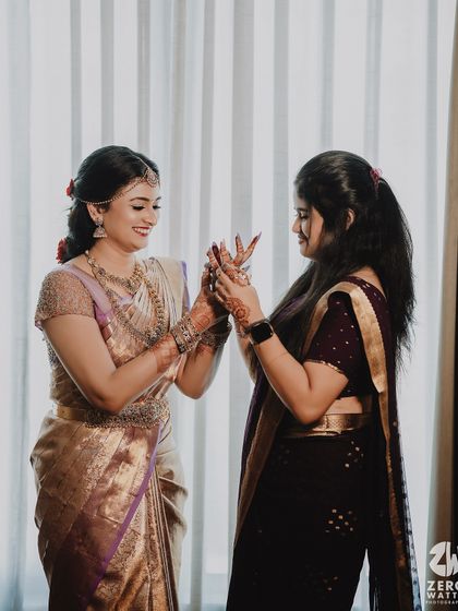 Another candid shot of bride Ishwarya. The drape is secure, allowing her to move freely and enjoy getting ready with her loved ones.