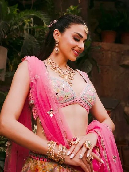 This look is perfect for a vibrant mehendi or haldi ceremony. In my bridal crash course, you'll master 5 signature looks just like this.